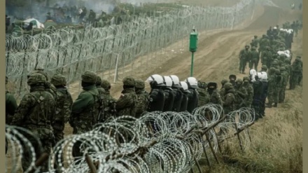 Migranti, Polonia alzerà muro a confine con Bielorussia