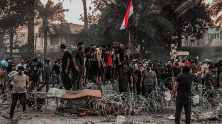 イラク首都で抗議デモ隊と治安部隊衝突、2人が死亡・125人が負傷