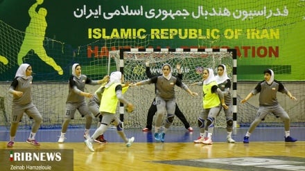 Stërvitjet përgatitore të ekipit kombëtar të hendbollit për femra në Iran