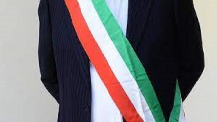 Italia, minacce di morte con lapide a sindaco del Milanese