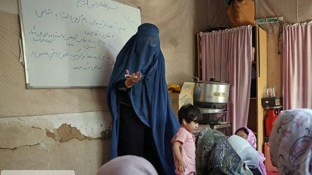 طالبان پرداخت معاش معلمان زن را به طور موقت متوقف کرد