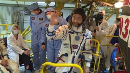 日本人実業家の前沢氏、打ち上げ準備のためカザフ宇宙基地で初訓練　