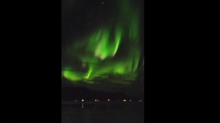 アイスランドの夜空に輝く巨大オーロラ