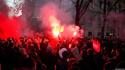 奥地利首都数万民众示威，抗议疫情封闭新措施