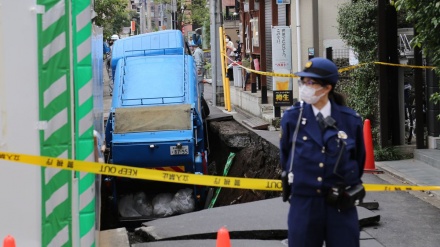 東京・JR吉祥寺駅近くで道路が陥没、負傷者なし