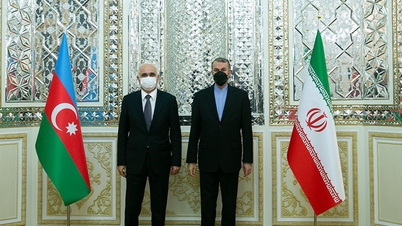 Menlu Iran Hossein Amir-Abdollahian (kanan) dan Wakil PM Azerbaijan Shahin Mustafayev.