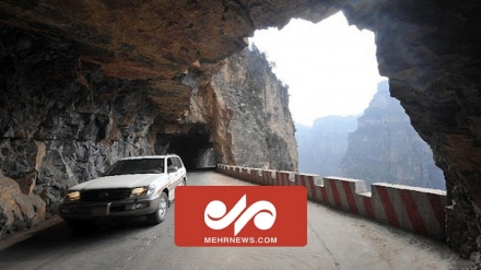 جاده خطرناک بر فراز کوه در چین