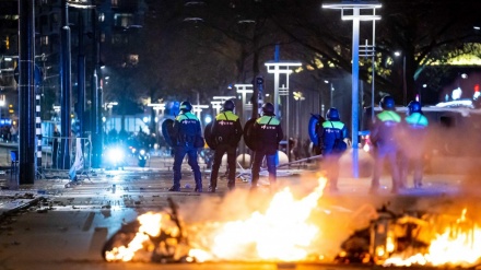 Policia holandeze qëllon protestuesit, 2 të plagosur