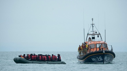 英仏海峡で移民乗るボートが沈没　３１人死亡・１人不明