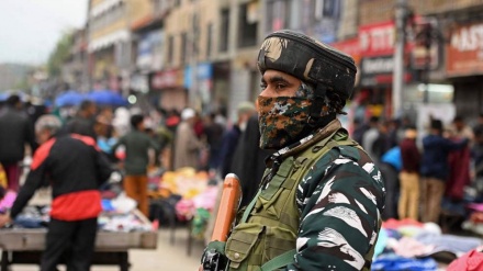 Menschen kritisieren Indien, das seinen paramilitärischen Kräften in Kaschmir Land zugeteilt hat