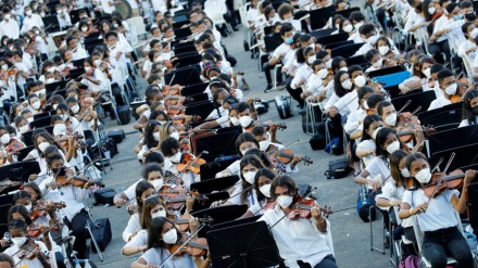 ベネズエラで１万２０００人が参加した世界最大のオーケストラが演奏