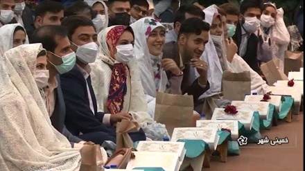Pesta Pernikahan Ratusan Pasang Pengantin di Isfahan 