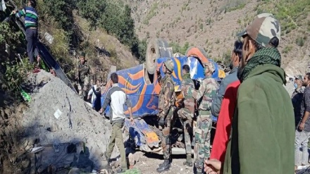 Kashmir, minibus finisce in burrone: 15 morti