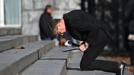 Priftërinjtë francezë përulen në shenjë pendimi për krimet e Kishës ndaj fëmijëve