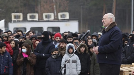 Лукашеко Белорус-Поьша чегараси яқинидаги қочқинлар билан учрашди