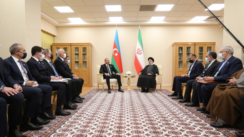 Presiden RII Sayid Ebrahim Raisi (kanan) dan Presiden Republik Azerbaijan Ilham Aliyev