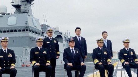 岸防衛相、護衛艦「いずも」の空母化改修状況を視察