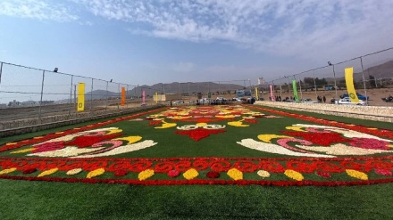 イランで、花を敷き詰めた西アジア最大の絨毯がデザイン