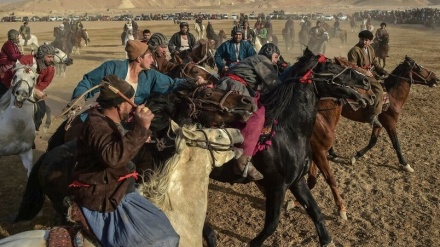 アフガンで、かつては禁じられた国技「ブズカシ」が実施
