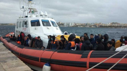 Migranti, Leccese: in 220 in un peschereccio  