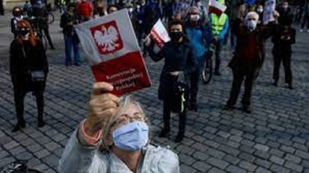 Quarta ondata Covid, la Polonia corre ai ripari