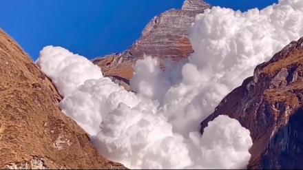 ネパール・カプチェ氷河湖付近の雪崩