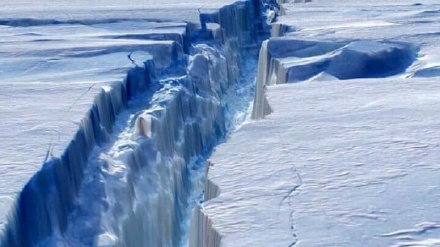 Giant cracks push imperiled Antarctic glacier closer to collapse