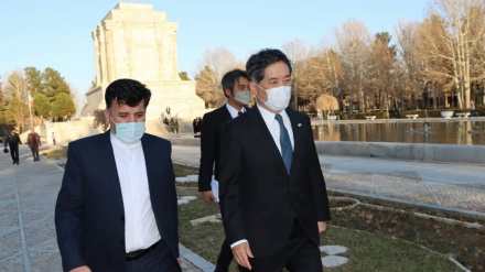 駐イラン日本大使が、フェルドウスィー廟を訪問