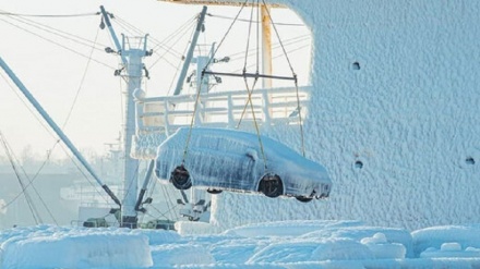 ロシア・ウラジオストク港に凍り付いた日本車が輸入