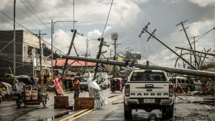 台風上陸から10日あまりのフィリピン、数十万人が家失ったまま