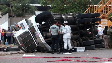 Messico, camion carico di migranti si schianta contro un ponte: 53 morti