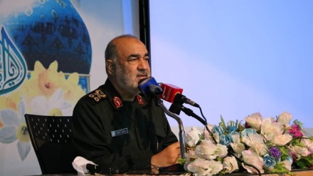 पाबंदियों के दौर में ईरान ने सैटैलाइट और सैटेलाइट-कैरियर बनाएः जनरल सलामी
