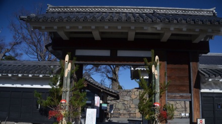 長野・松本城で新年の準備 、大型の門松で装飾