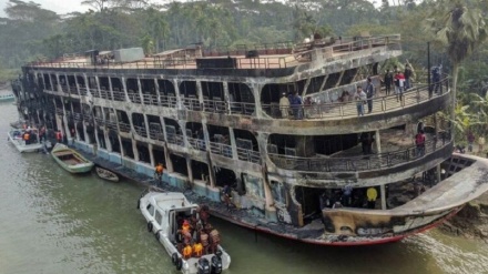 Bangladesh, incendio su traghetto a tre piani: almeno 37 morti + FOTO