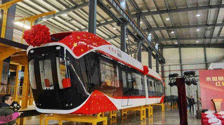 中国首辆磁悬浮空轨列车“兴国号”在武汉下线