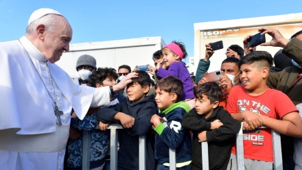 Papa Françesku kritikon Evropën për krizën e emigrantëve