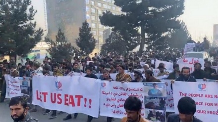 Qindra protestues afganë bëjnë thirrje për lirimin e aseteve të ngrira