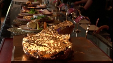 ベトナムのホテルで15万円「金箔ステーキ」食べる共産党高官の動画が公開