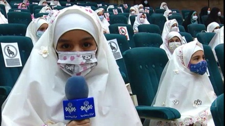 Perayaan Usia Taklif Ratusan Siswi di Yazd, Iran