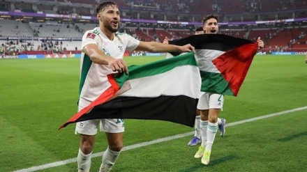 FIFAアラブカップの王者アルジェリアが、優勝トロフィーをパレスチナ国民に贈呈