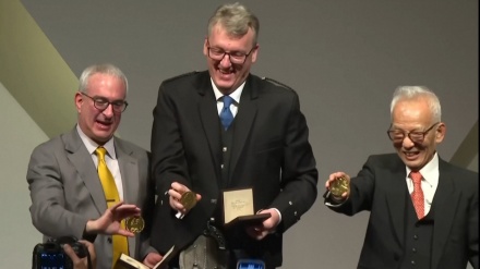 ノーベル賞の真鍋氏、授賞式で「まったく驚き」
