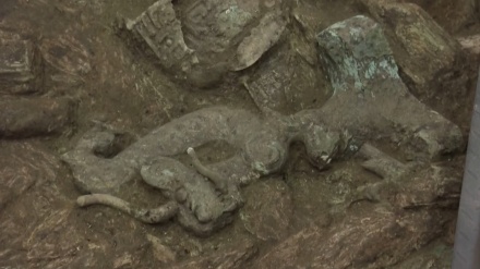 中国四川省の三星堆遺跡で、青銅製の像が発見