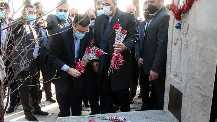 Kepala Yayasan Syahid Iran Tabur Bunga di Makam Syuhada Kristen