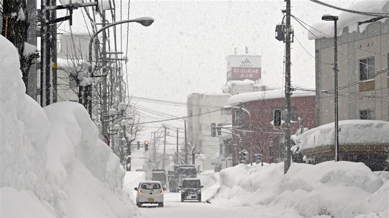 北海道で、暴風により電柱が倒れるなどで停電