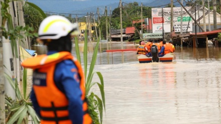 马来西亚洪灾增至14死 数万人流离失所