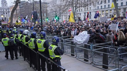 Omicron, proteste contro restrizioni in Europa