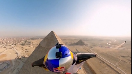 フランス人の冒険家が、ピラミッドの横すれすれを時速250キロで飛行