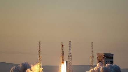 Peluncuran Tiga Perangkat Penelitian Iran ke Orbit Bumi