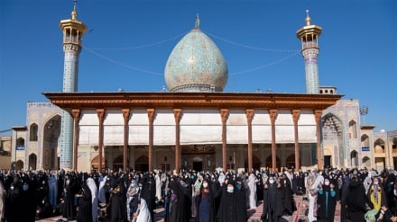 Dilanda Kekeringan, Warga Provinsi Fars Shalat Minta Hujan