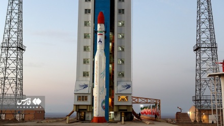 Irani dërgon tre satelitë në hapësirë me raketën transportuese 